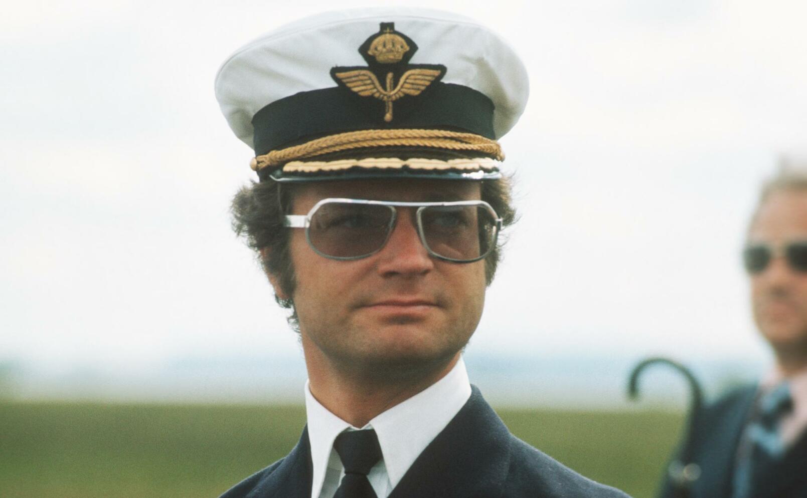 Carl XVI Gustaf 1974 i skärmmössa från flygvapnet. Foto: Getty