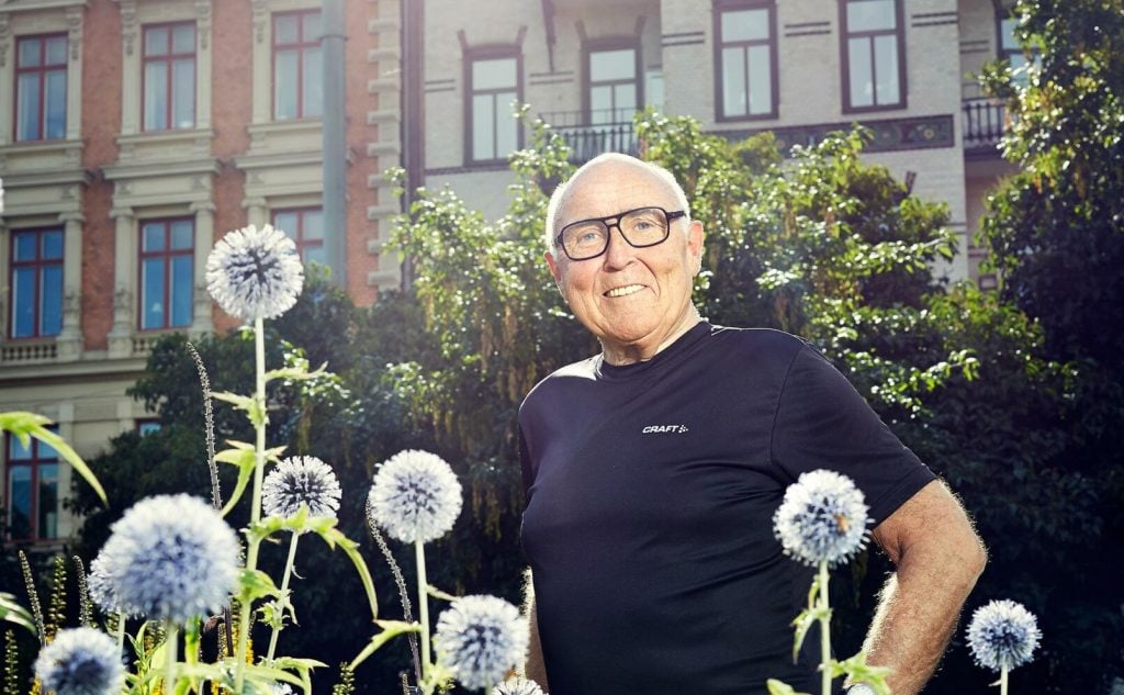 Öppen. Som en av få kändisar utan hemligt telefonnummer är det kanske inte underligt att Ingvar Oldsberg blivit så folklig. Att folk ringer halv två på nätterna gör ingenting, då är han ändå uppe och kollar CNN. Foto: Anna-Lena Lundqvist