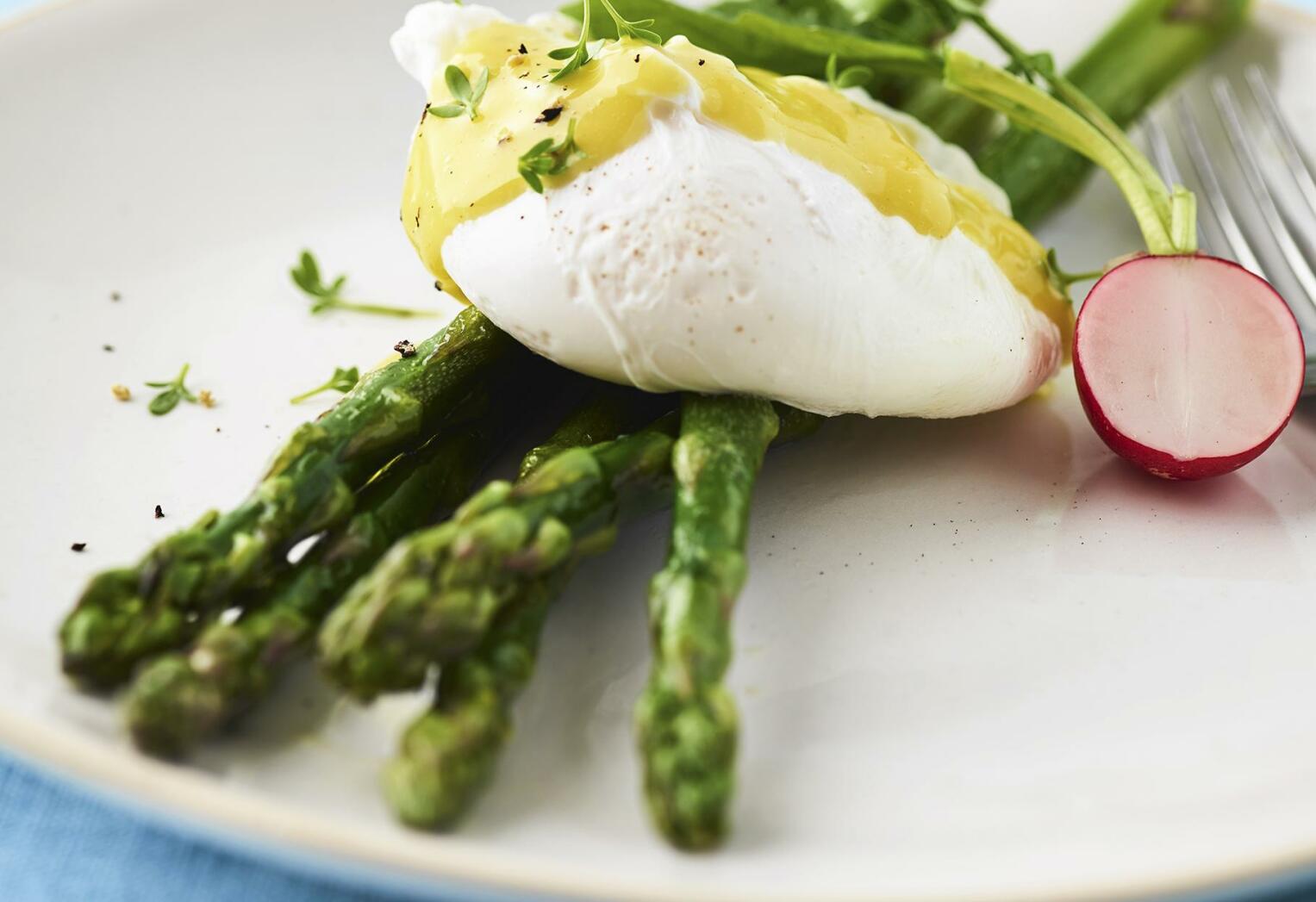 Råstekt sparris med pocherat ägg