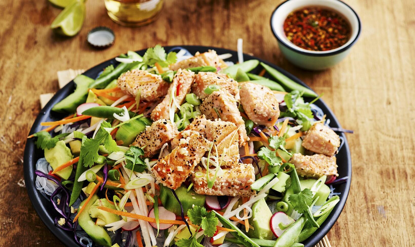 Asiatisk sallad med sesamlax