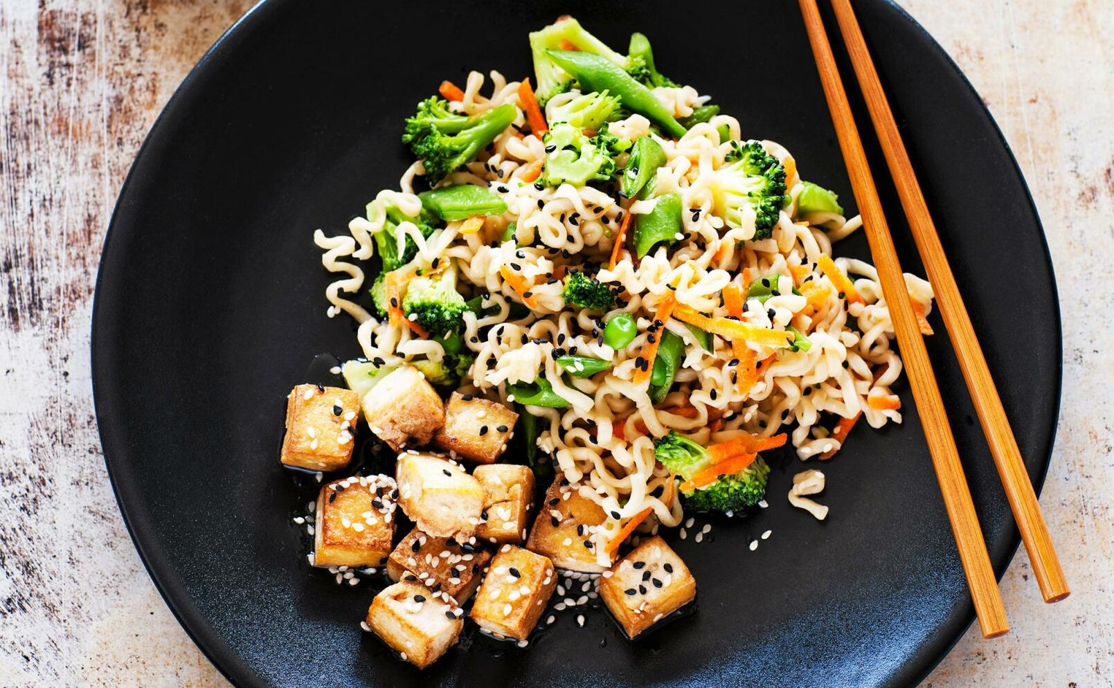 Stekt tofu med nudlar