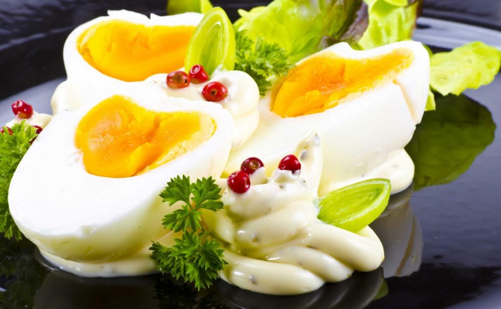 Så här enkelt gör du hjärtformade ägg. Foto: Bigstock