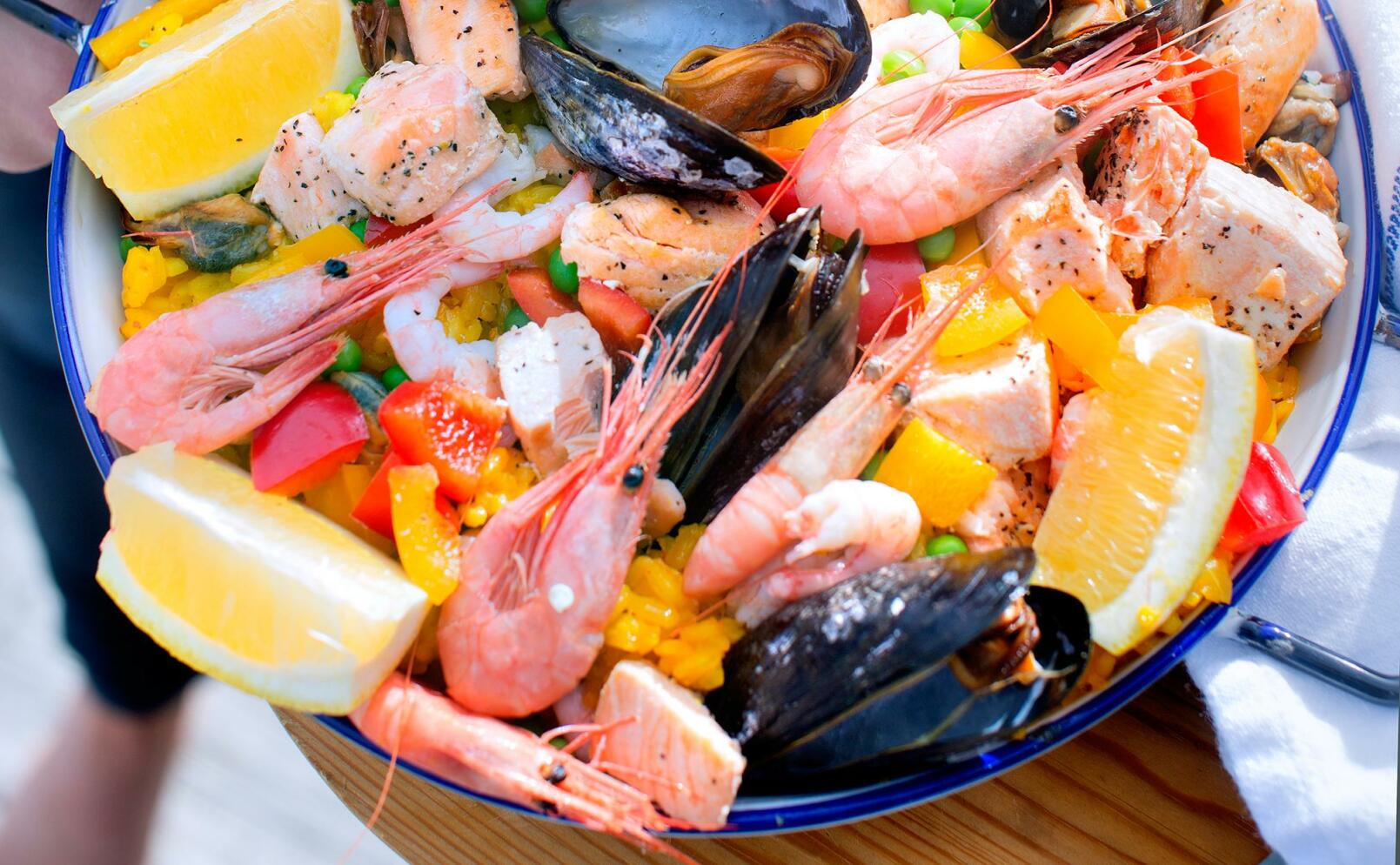 Paella med lax och musslor