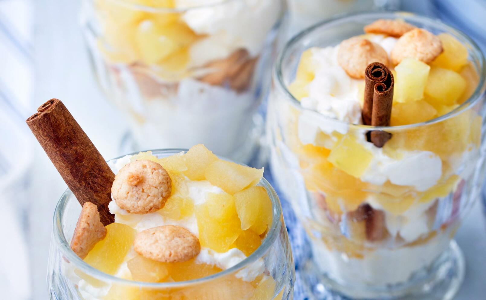 Äppeltrifle med mandelbiskvier