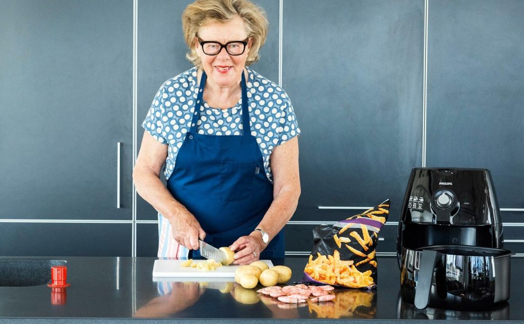 Birgitta Rasmusson testade både pommes frites och räkor i fritöserna. Foto: Ann Jonasson