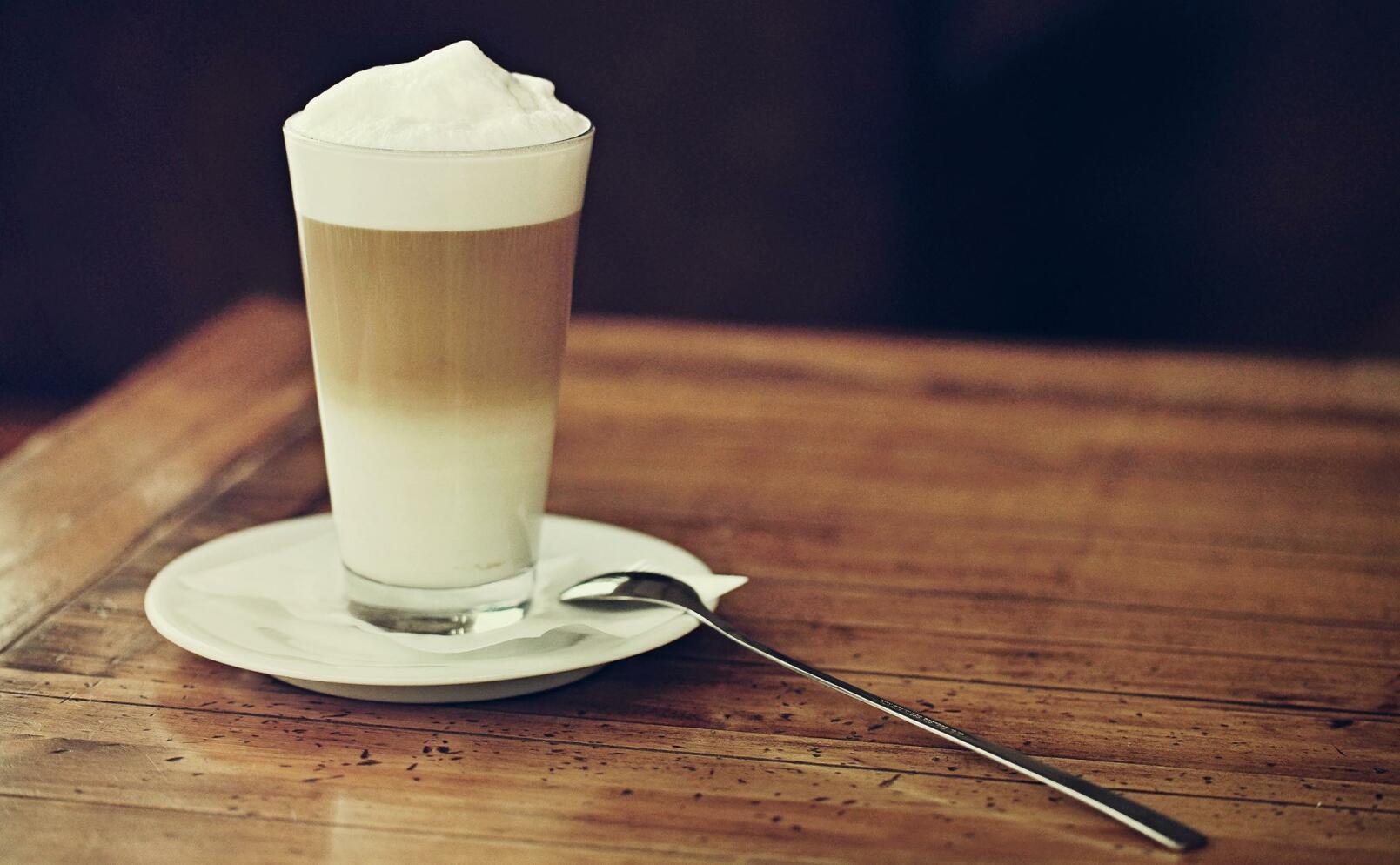 Tidsresa: Därför har du så mycket mjölk i ditt kaffe