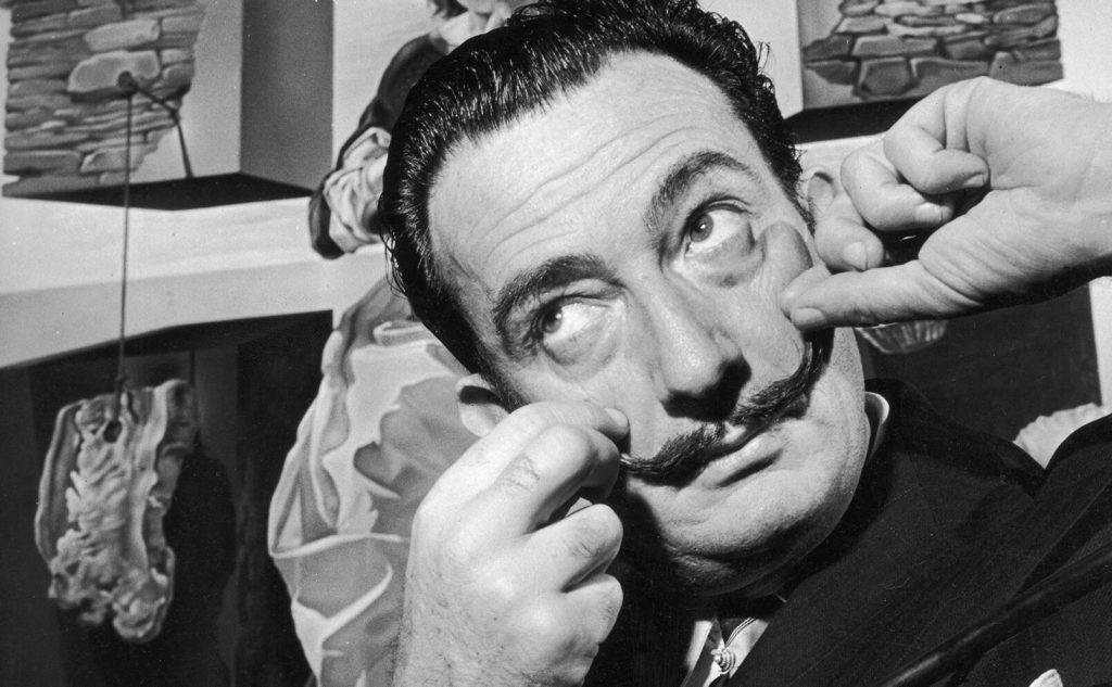 Salvador Dalí med sin berömda attribut – den tvinnade mustachen Foto: Getty
