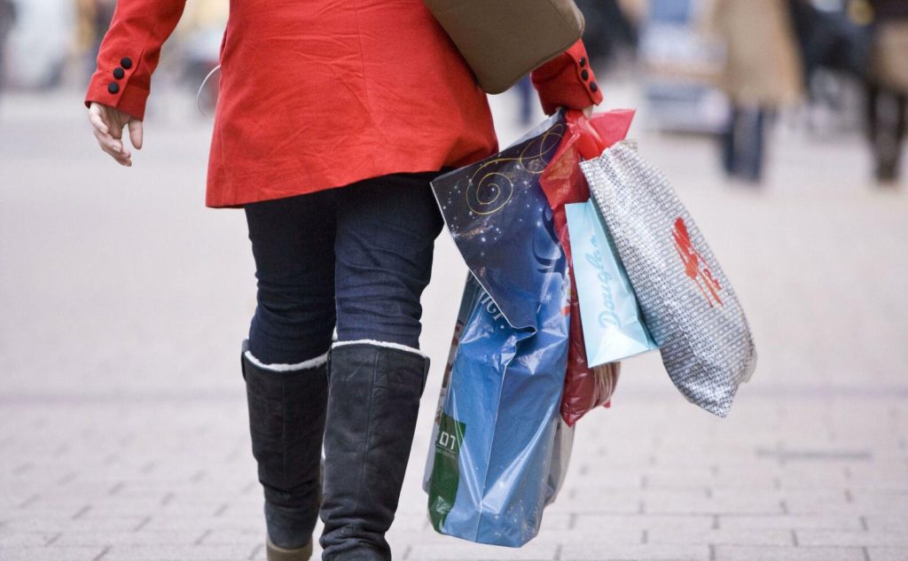 Det blir många kassar på shoppingrundan.Vi konsumerar 80 plastbärkassar per person årligen. Foto: TT Nyhetsbyrån