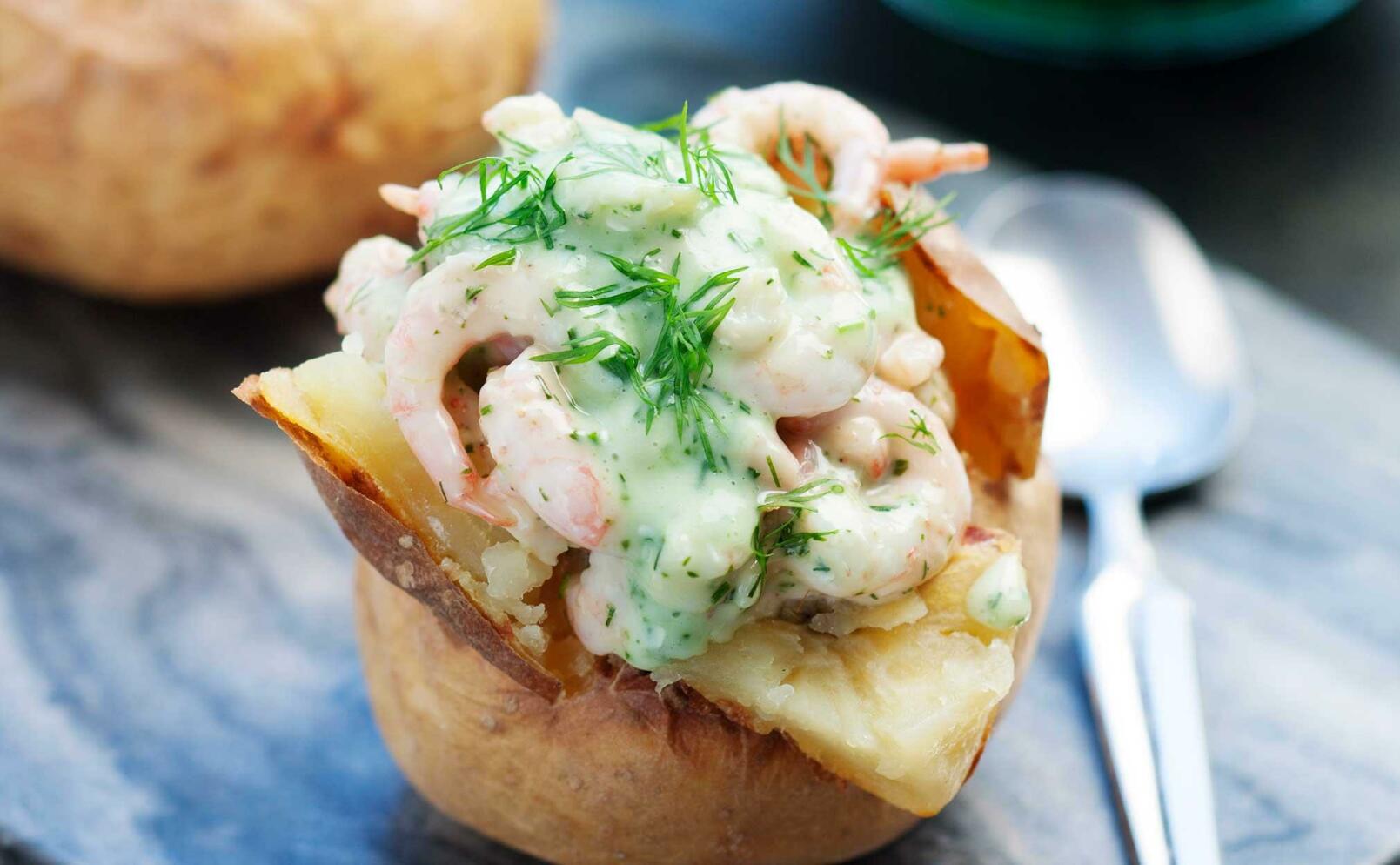 Bakad potatis med räkröra
