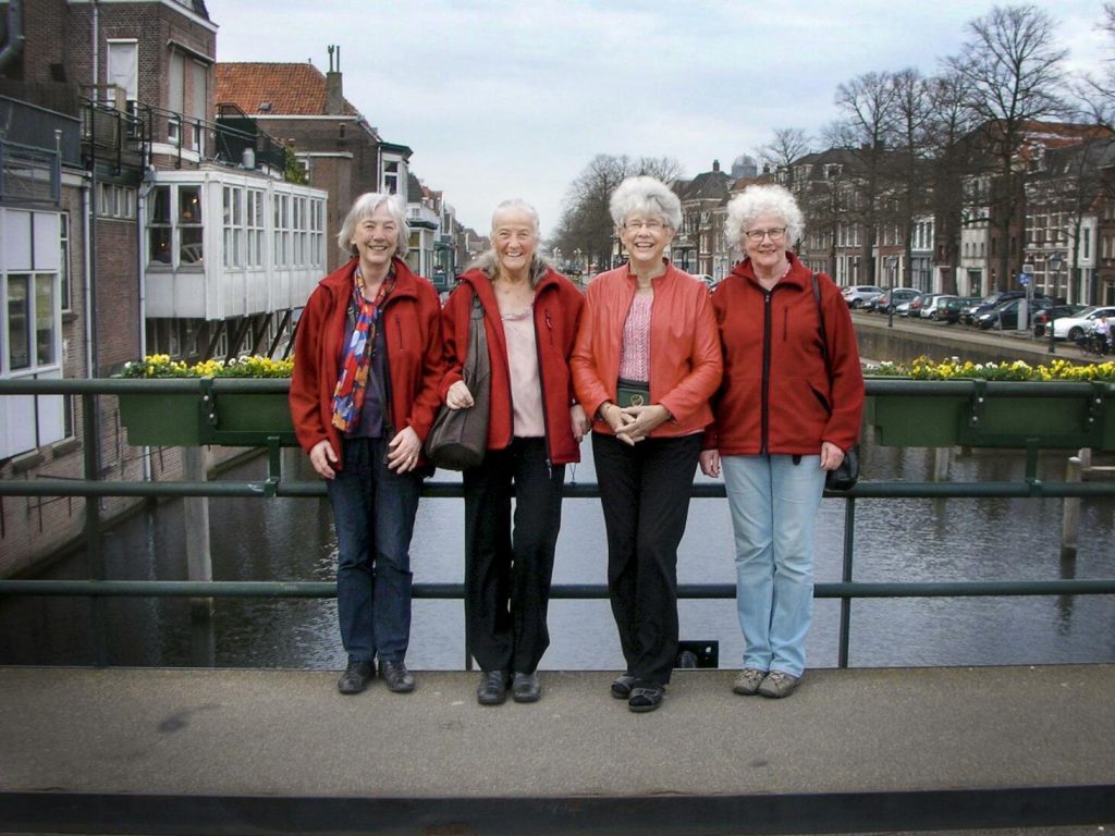 Systrarna som flodkryssar: Maj (Reinhammar f. -35), Gisela (Helmius, f. -36), Cajsa (Rumar, f. -38) och Agneta (Sundström, f. 43). I Keukenhof var även lillasyster Sylvia (Söderlind, f. 48) med. Foto: Grand Tours