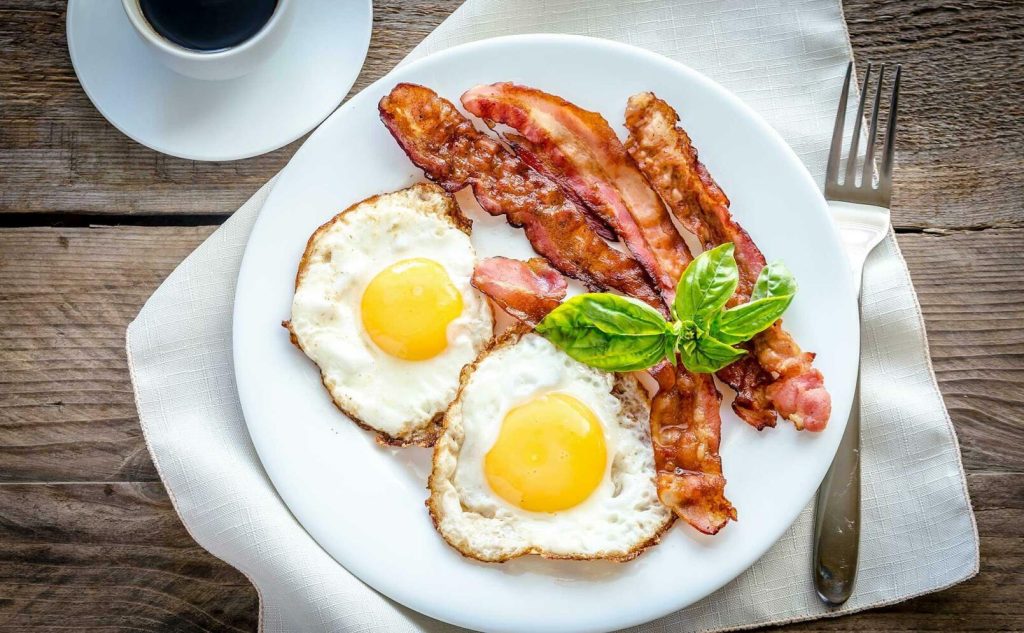 Bacon är fett, men ju knaprigare det steks, desto magrare blir det. Foto: Istock