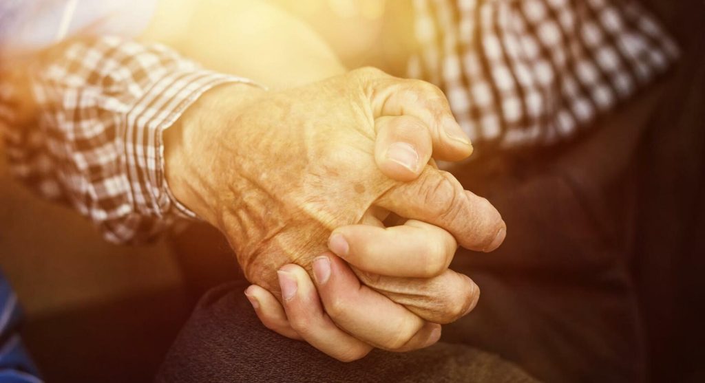 En ny studie visar att bakterier som finns i vanlig fil och yoghurt kan hjälpa personer med Alzheimer att förbättra sitt minne. Foto: iStock