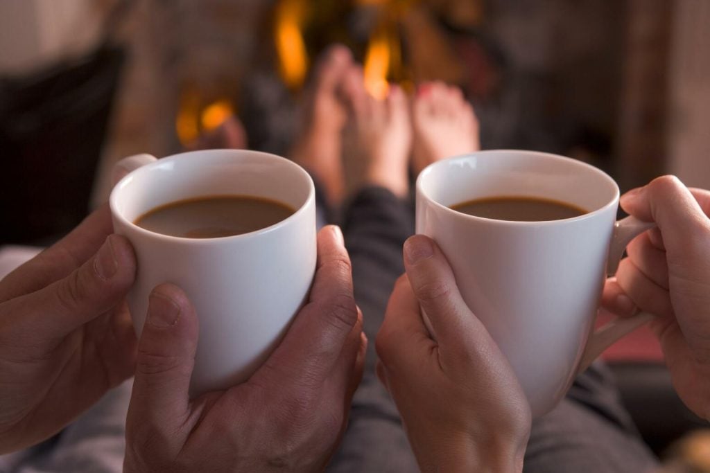 Äntligen kan Karin njuta av en kopp te eller kaffe framför brasan. Foto: Bigstockphoto.com