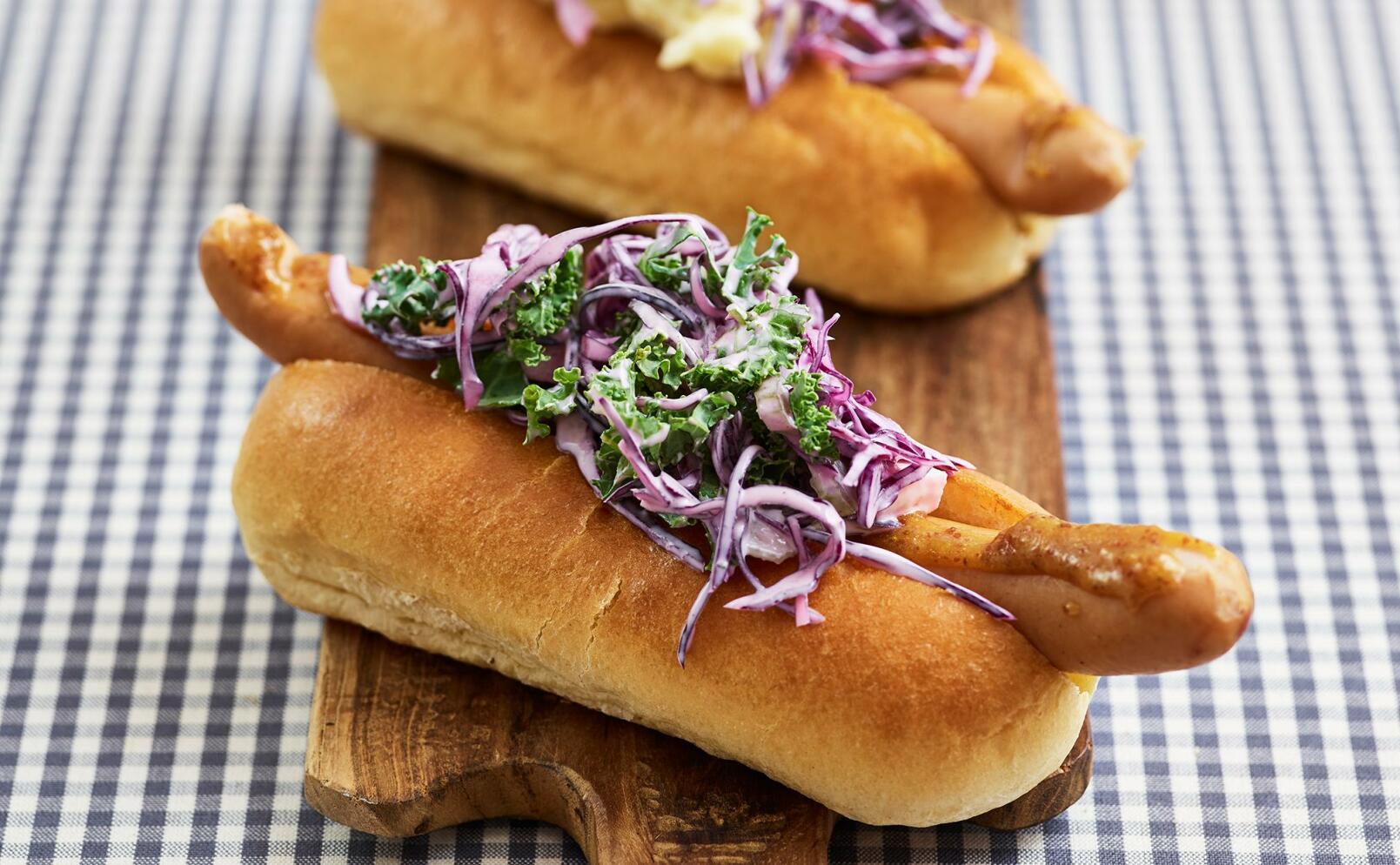 Kokt korv med röd coleslaw