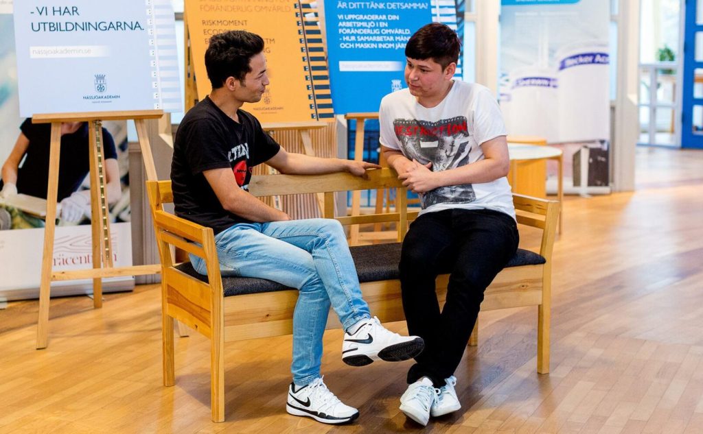 Hossein Jafari och Hashim Hosseini, ensamkommande afghanska flyktingar i Nässjö, får för förs­ta gången i livet undervisning i sex och samlevnad. Foto: Eva Sjöberg