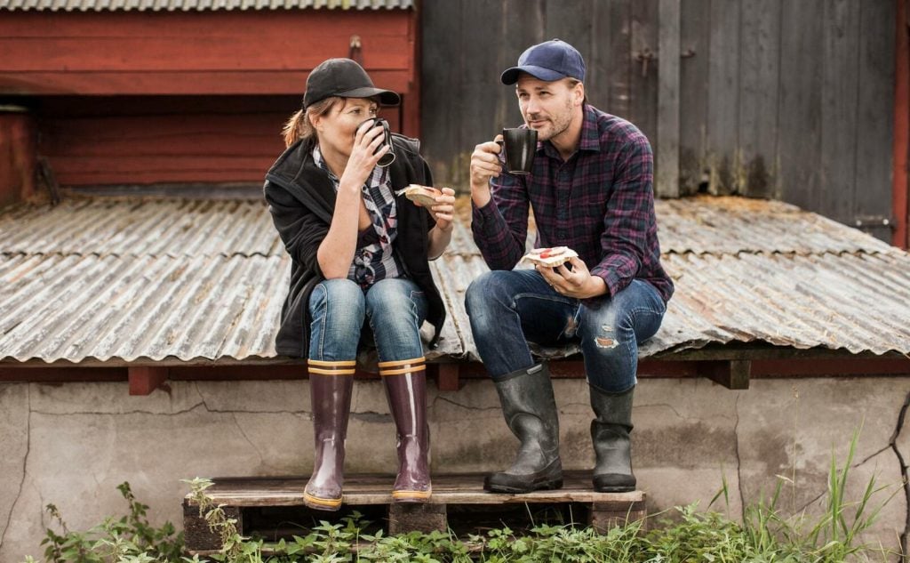 Ta dig tid att sitta ned när du äter frukost. Foto: Getty