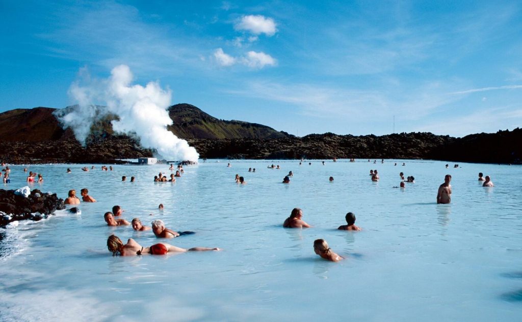 Ta ett varmt hälsobad i Blå lagunen. Foto: Istock