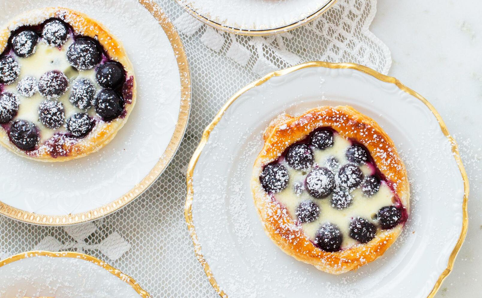 Blåbärsbakelse med crème fraiche