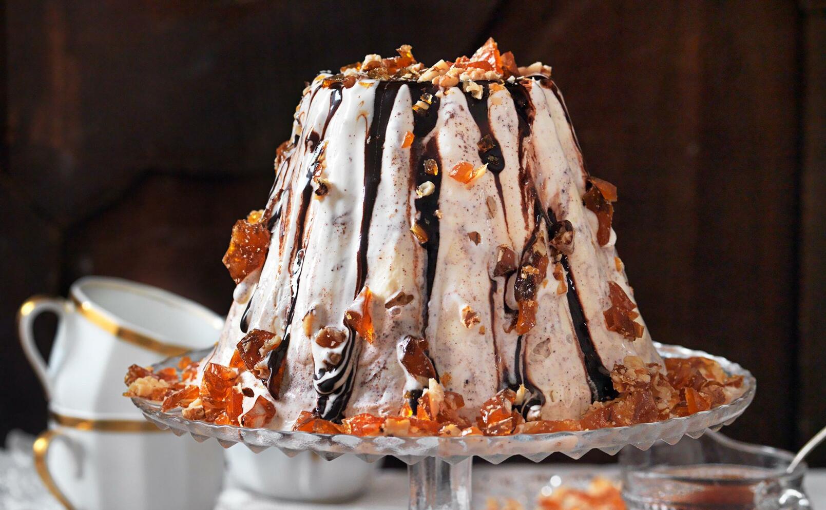 Kanelparfait med chokladsås