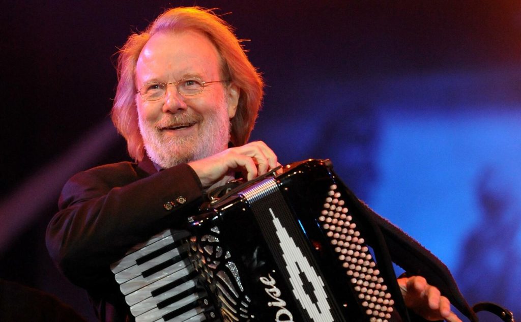 Benny Andersson gör det han älskar mest. Foto: Getty.