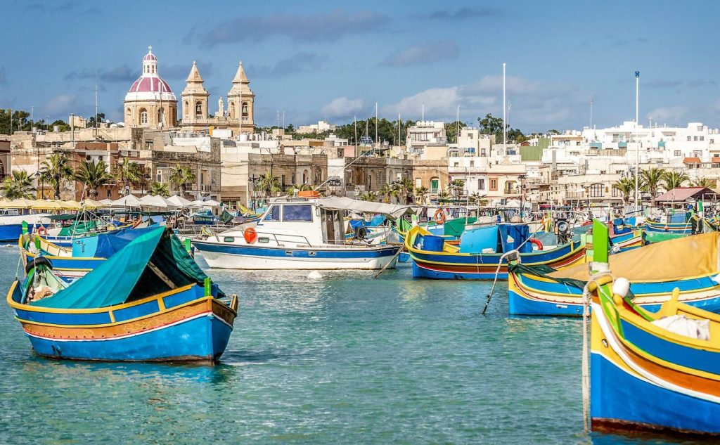 Vi besöker fiskeläget Marsaxlokk med sina traditionella fiskebåtar.