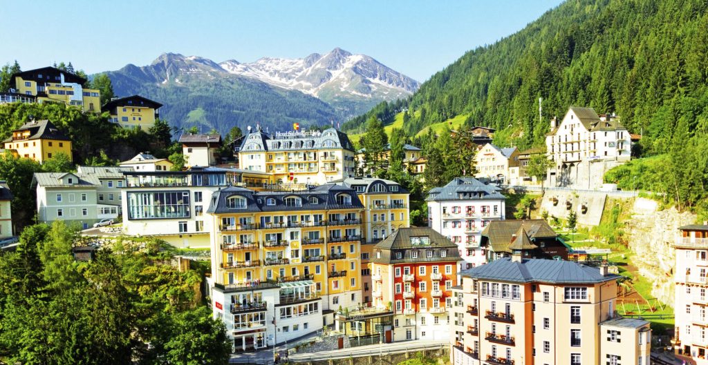 Välkända Hotel Salzburger Hof har vacker utsikt över berg och dal.