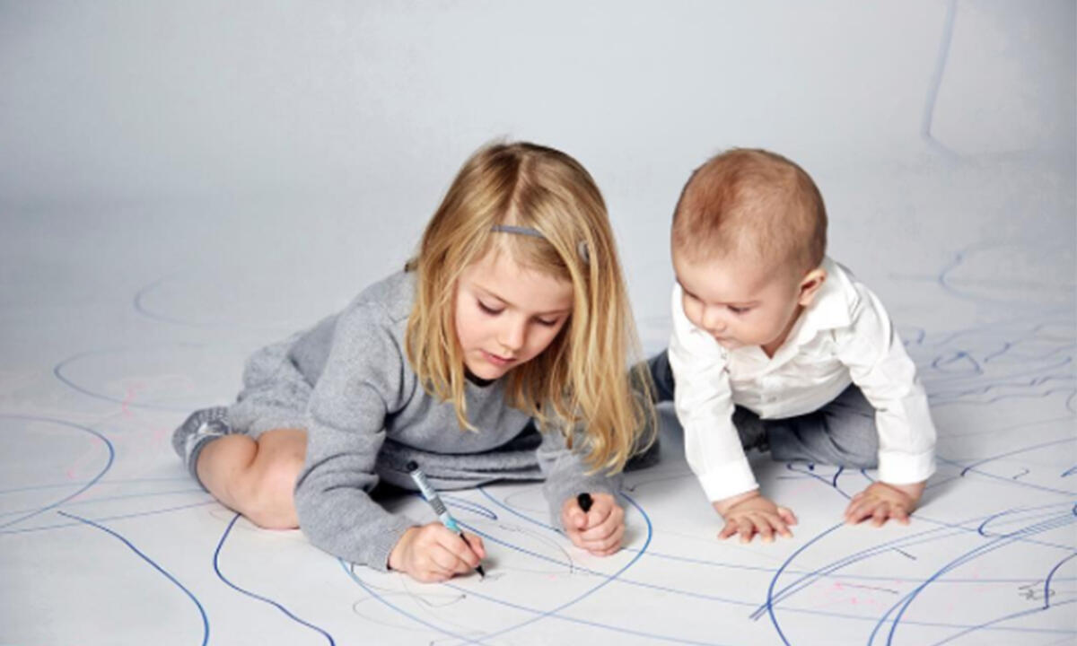 Kungahuset visar upp ny syskonbild på Estelle och Oscar
