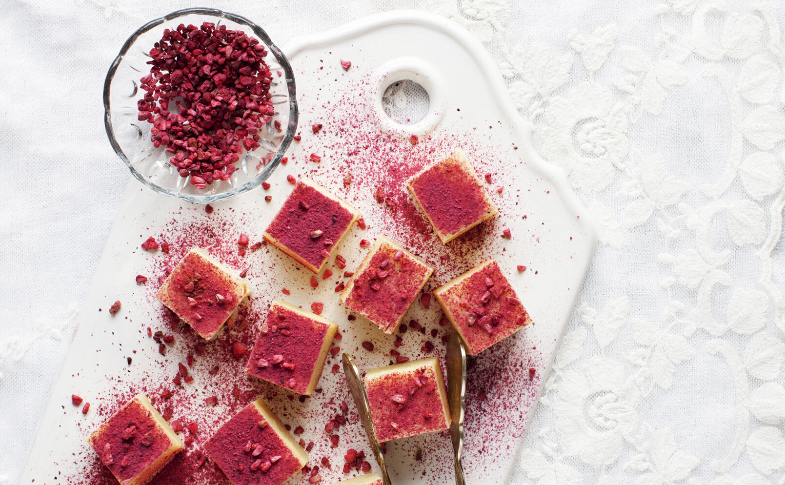 Vit chokladtryffel med hallonpulver