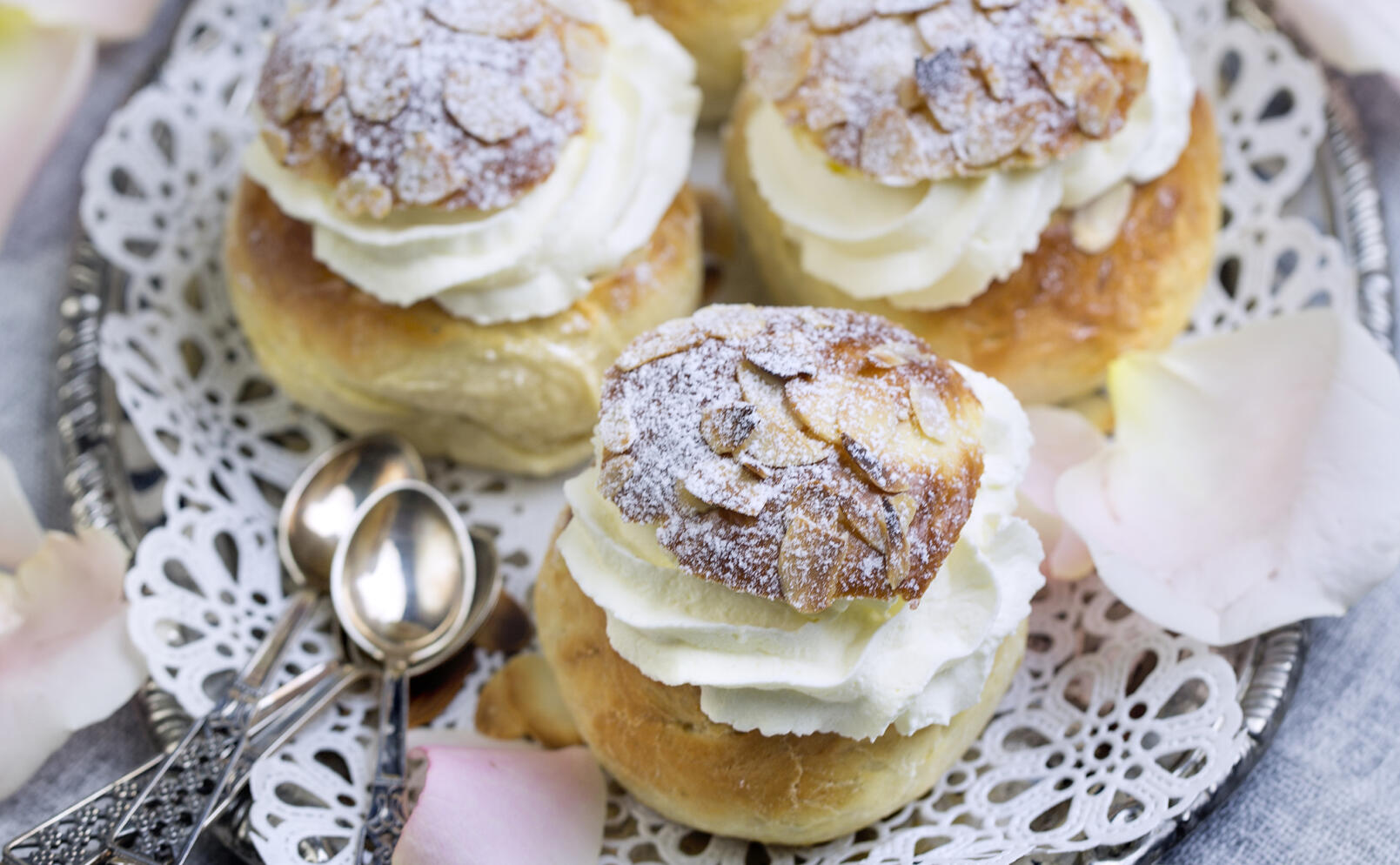 Semlor med mandelspån