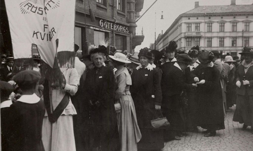 Ett demonstrationståg för kvinnlig rösträtt i Göteborg i juni 1918.