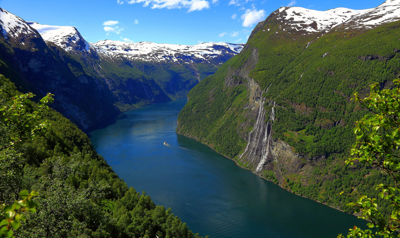 Följ med på en hisnande färd längs Hurtigruten
