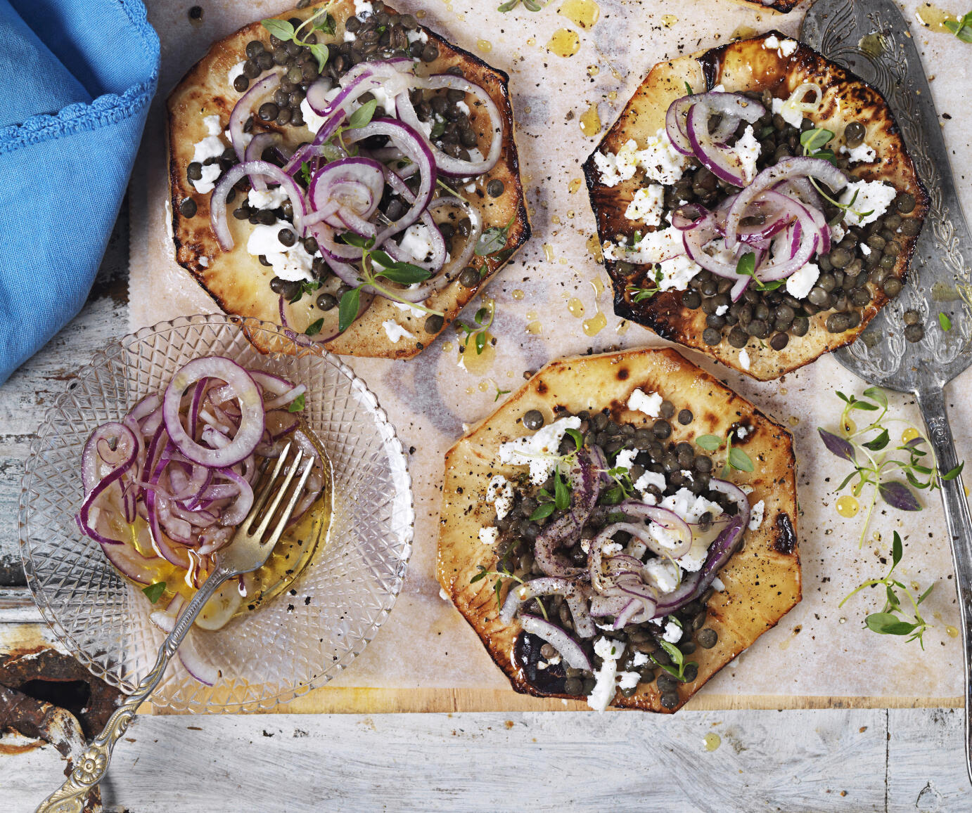 Bakad rotselleri med linser och feta