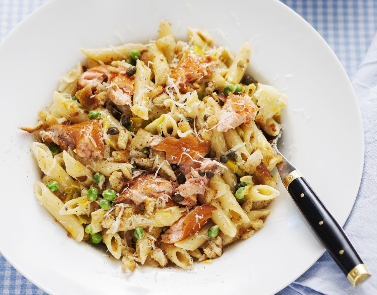 Pasta med varmrökt lax