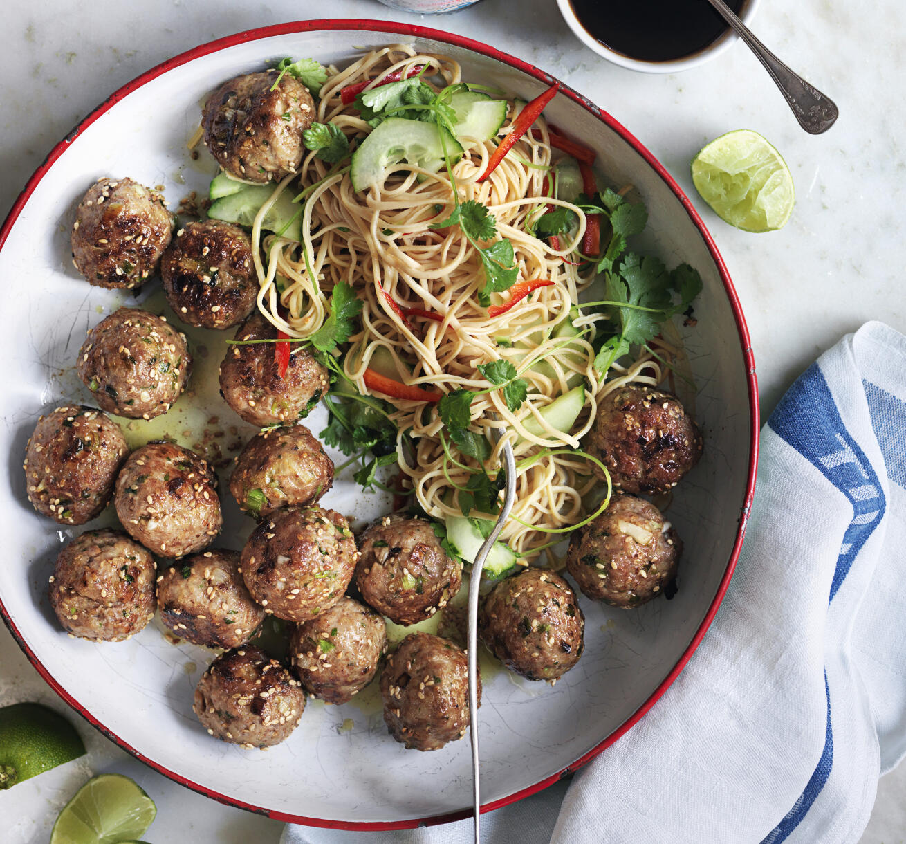 Fläskfärsbullar med nudelsallad