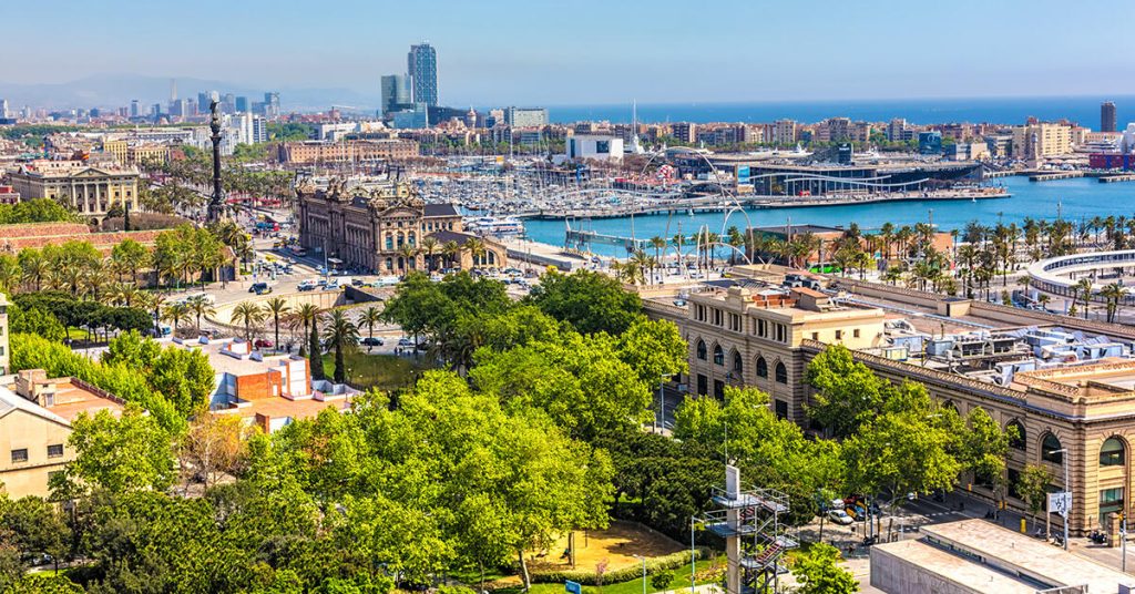 Barcelona lockar både med stad och härlig strand. Foto: iStock