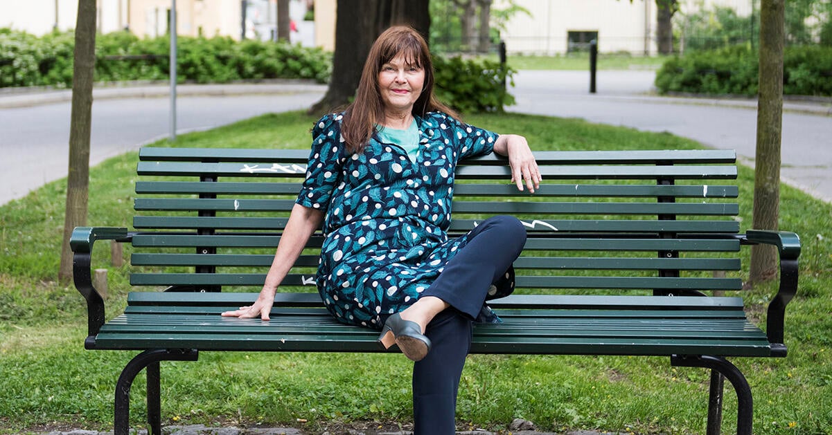 Eva Swedenmark tröttnade på att bara prata om sjukdomar, barn och barnbarn och skapade en ny litterär genre, mappielitteraturen. – Man kan inte sluta drömma bara för att man är äldre. Foto: Ann Jonasson