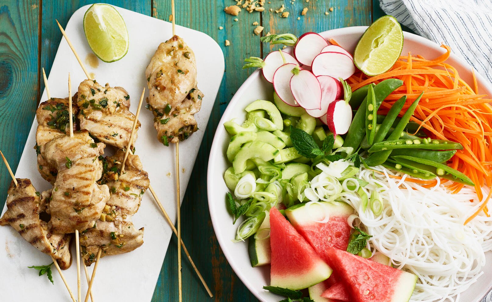 Kycklingspett med nudelsallad