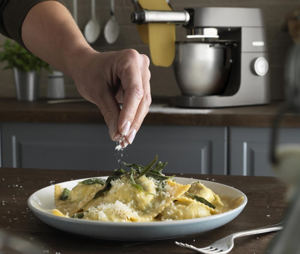 Vem säger att det ska vara svårt att göra egen ravioli? Med Kenwood CHEF Titaniums smarta pastatillbehör blir du ett riktigt pastaproffs. Foto: Kenwood