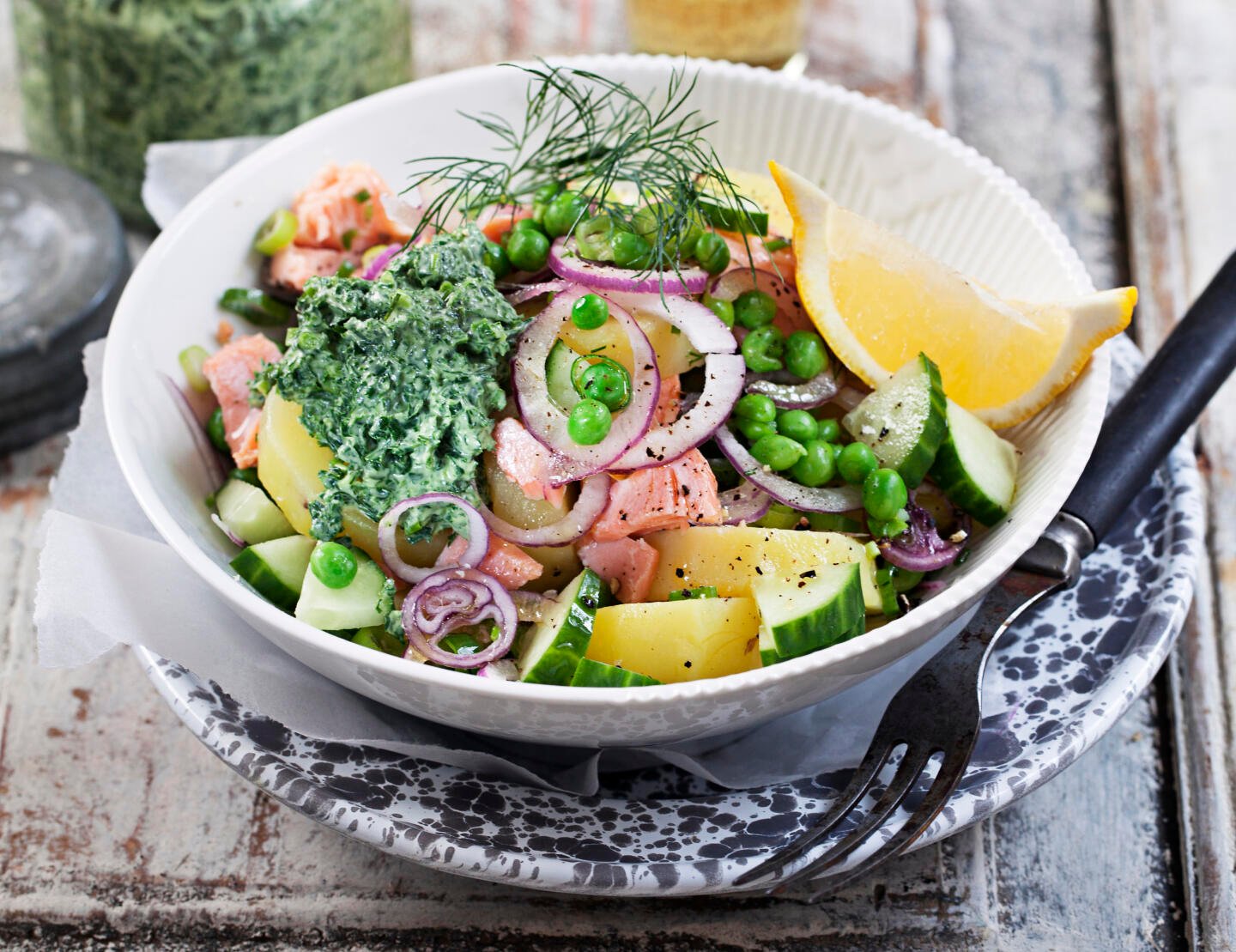 Varmrökt laxsallad med grönkålskräm
