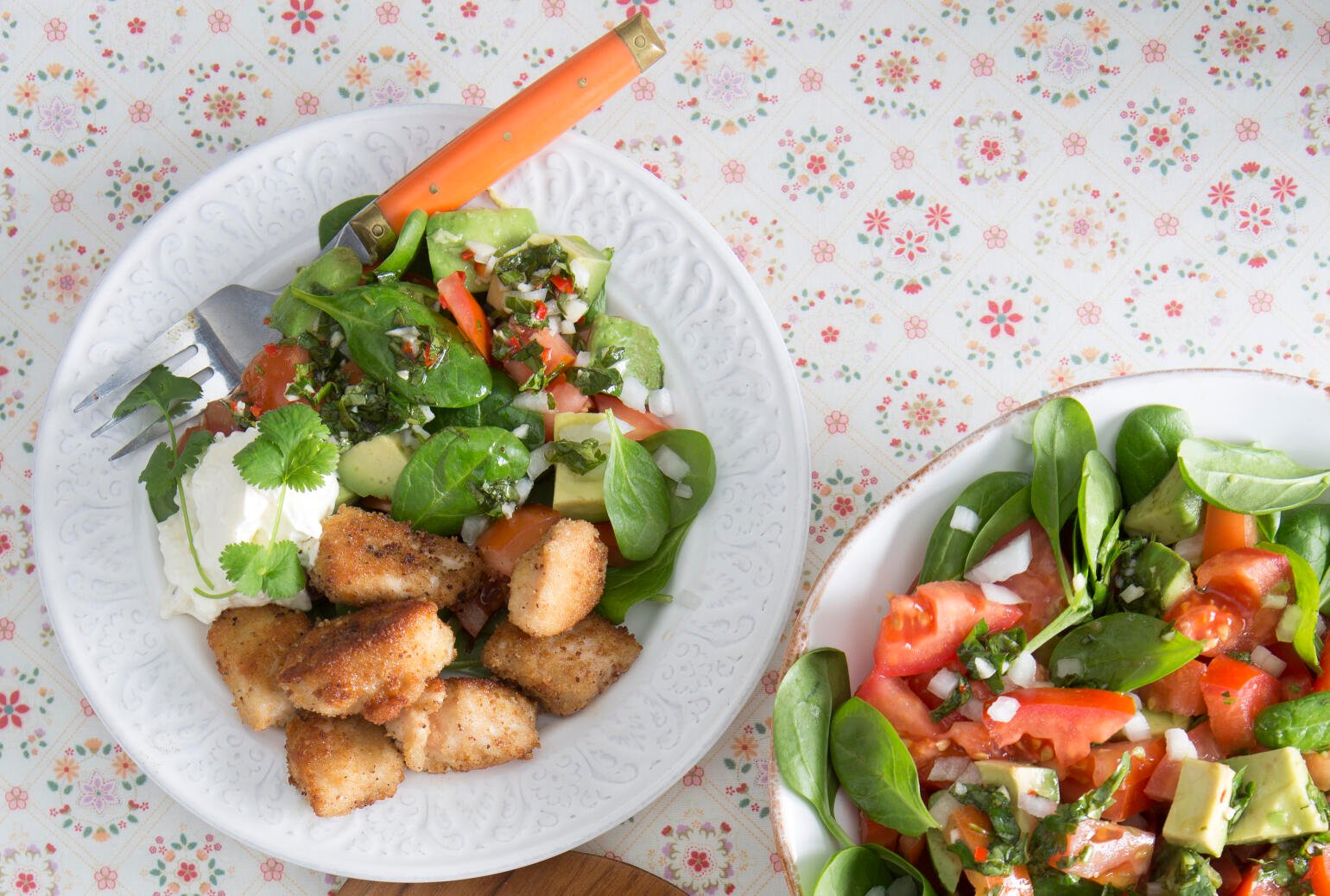Kycklingnuggets med tomatsallad