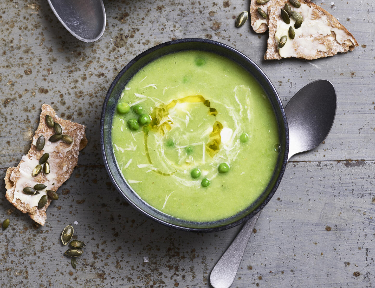Grön ärtsoppa med crème fraiche