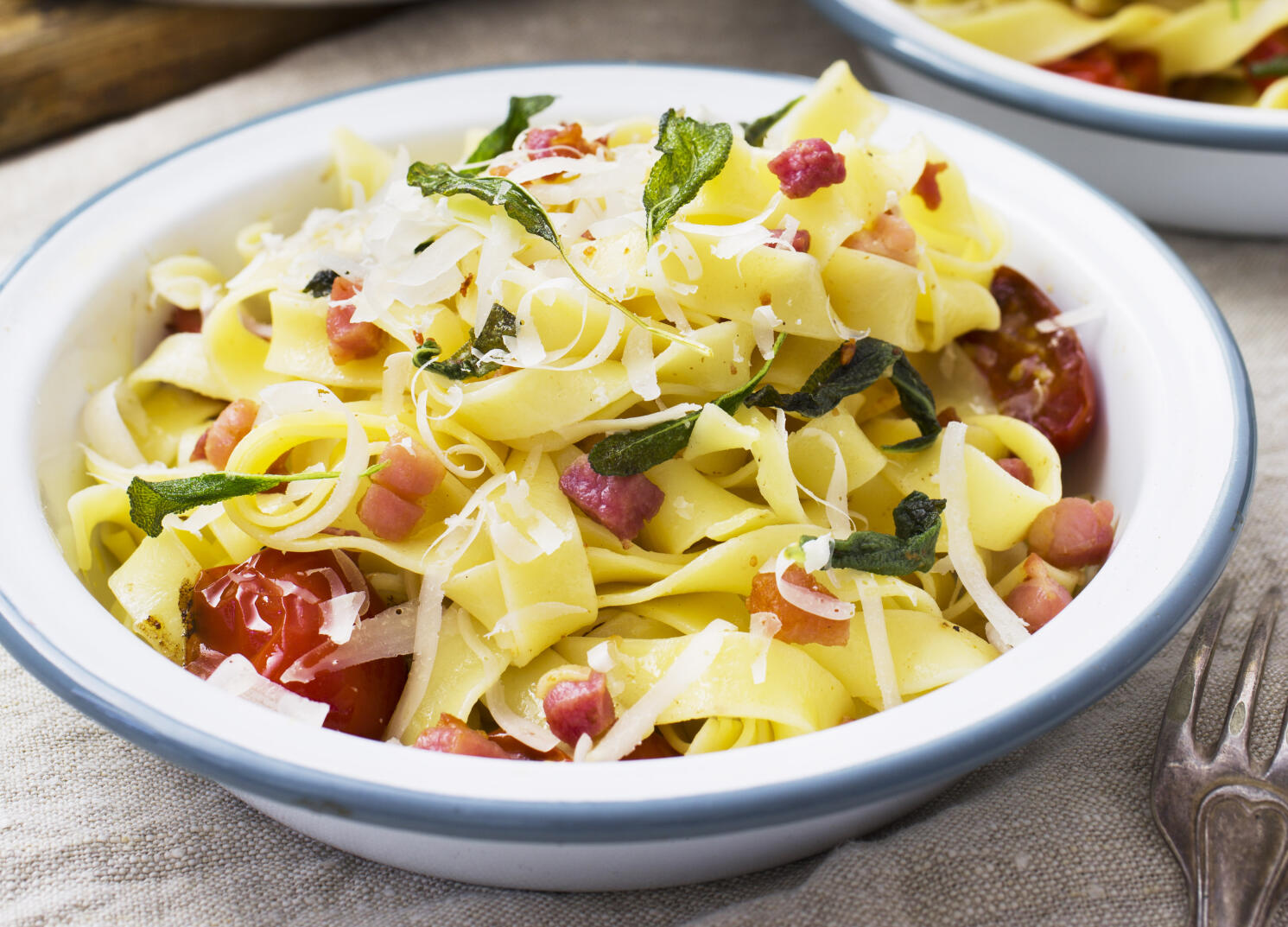 Tagliatelle med rimmat sidfläsk