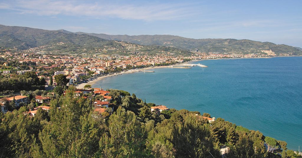 Charmiga Diano Marina – en av få platser längst med den liguriska kusten som kan erbjuda långa, härliga sandstränder. Foto: Shutterstock