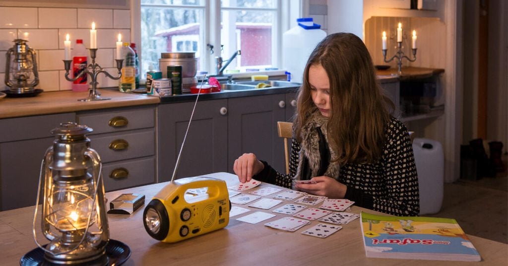 Om strömmen går vintertid blir din bostad snabbt utkyld. Då är det varma kläder och levande ljus som gäller. Foto: Thomas Henriksson