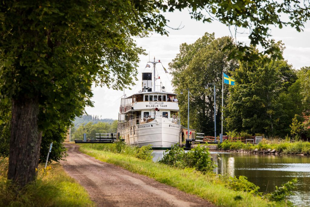 M/S Wilhelm Tham tuffar på längs kanalen i 5 knop. Foto: Strömma Turism & Sjöfart