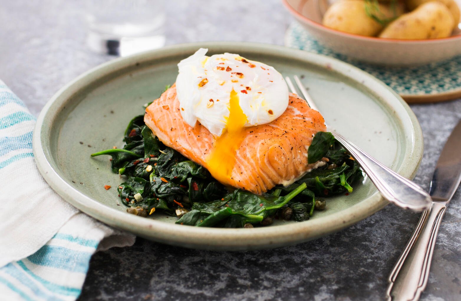 Lågtempad lax med pocherat ägg