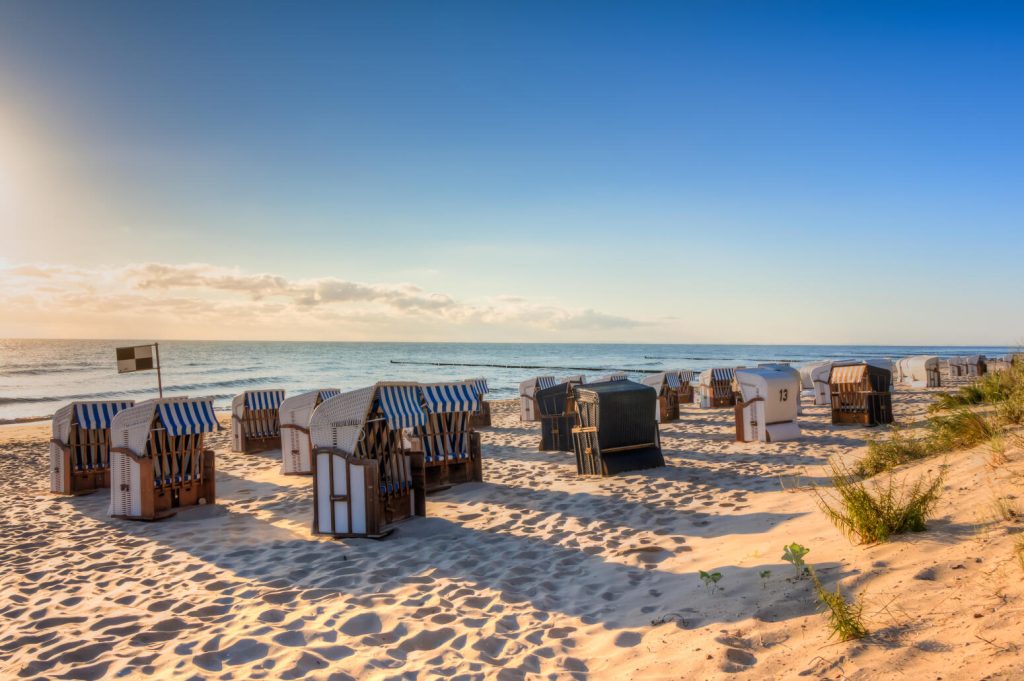 Den vitkorniga sandstranden sträcker sig 42 kilometer runt ön. Foto: Istock