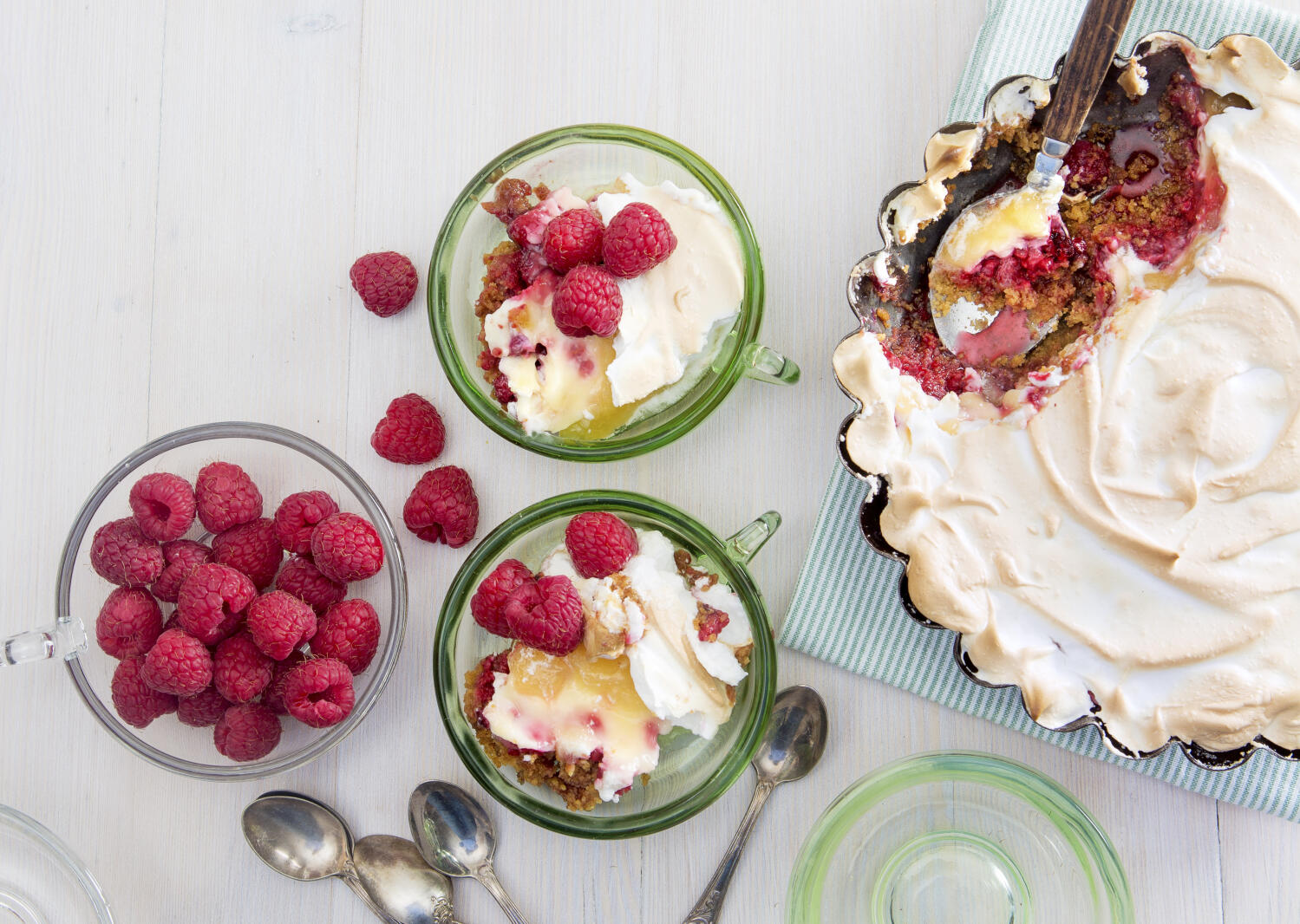 Halloncheesecake med marängtäcke