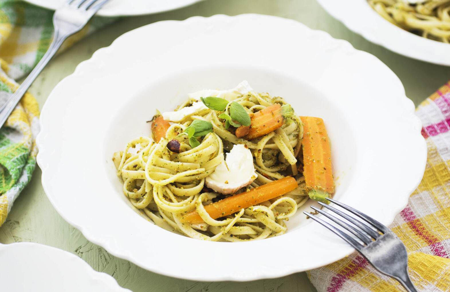 Pasta med morot och pistaschpesto