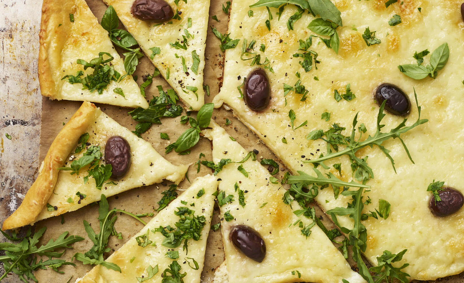 Pizza bianca med örter och oliver